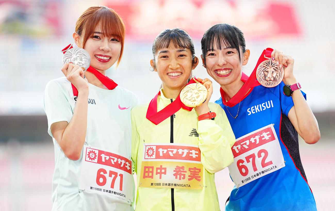 女子5000メートルの表彰式で笑顔を見せる1位田中（中央）、2位山本（左）、3位森（撮影・垰建太）
