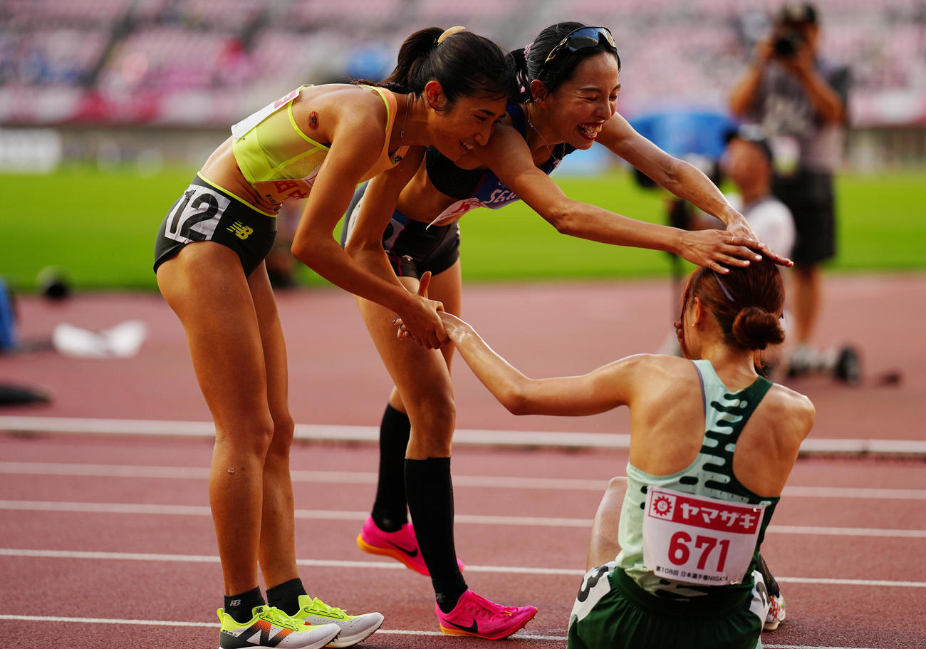 女子5000メートル決勝を終え笑顔を見せる田中（左）（撮影・垰建太）