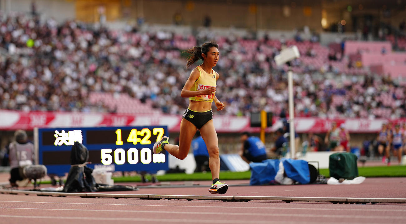 女子5000メートル決勝、先頭を独走する田中（撮影・垰建太）