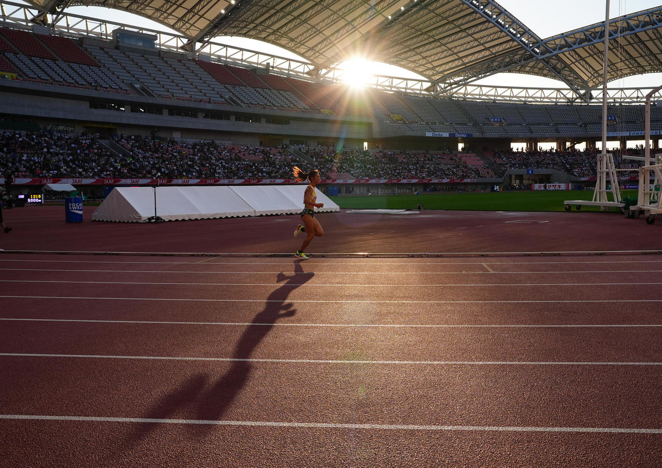 女子5000メートル決勝、先頭を独走する田中（撮影・垰建太）