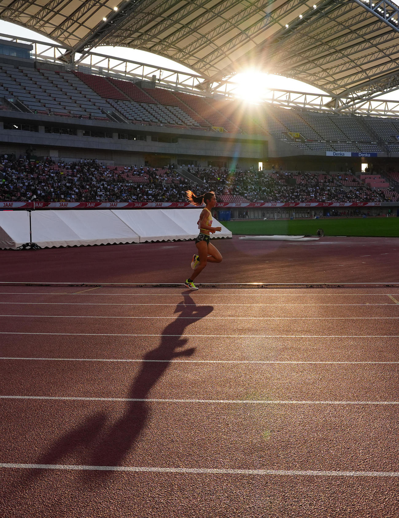 女子5000メートル決勝、先頭を独走する田中（撮影・垰建太）