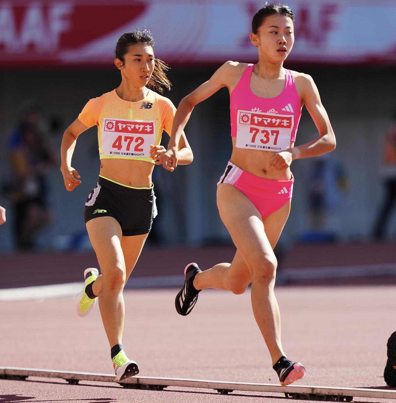 女子800メートル予選、先頭を引っ張る久保（手前）と田中（撮影・垰建太）