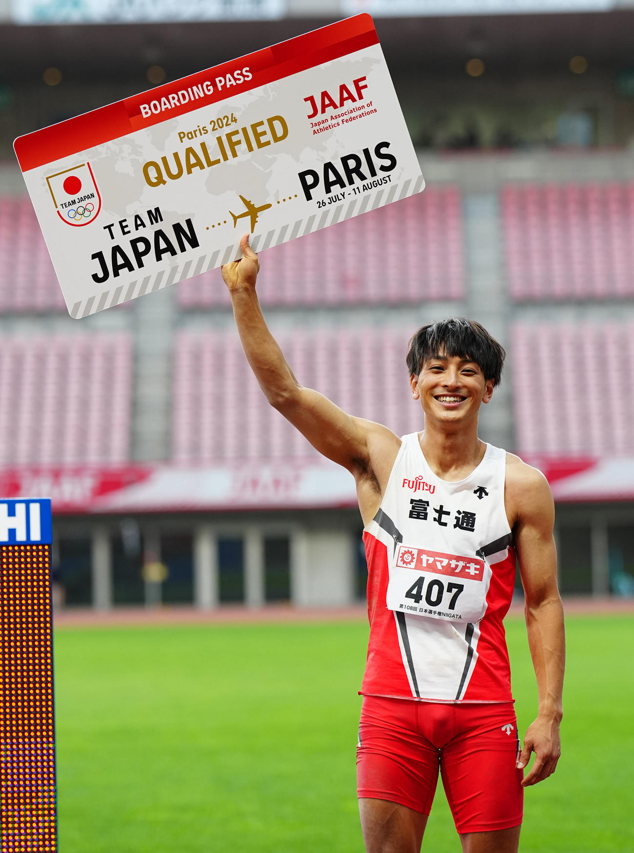 走幅跳で優勝しパリ五輪を決め笑顔を見せる橋岡（撮影・垰建太）