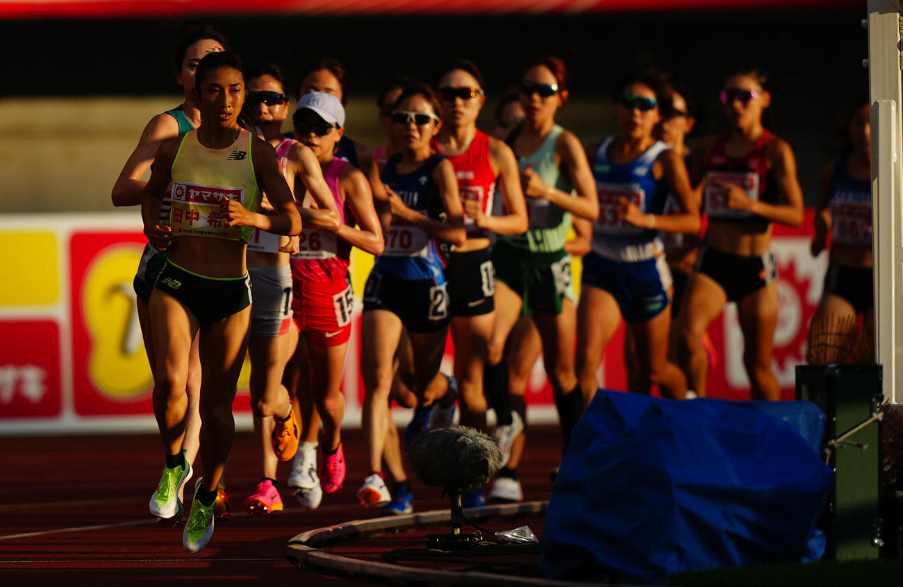 女子5000メートル決勝、先頭を走る田中（左）（撮影・垰建太）