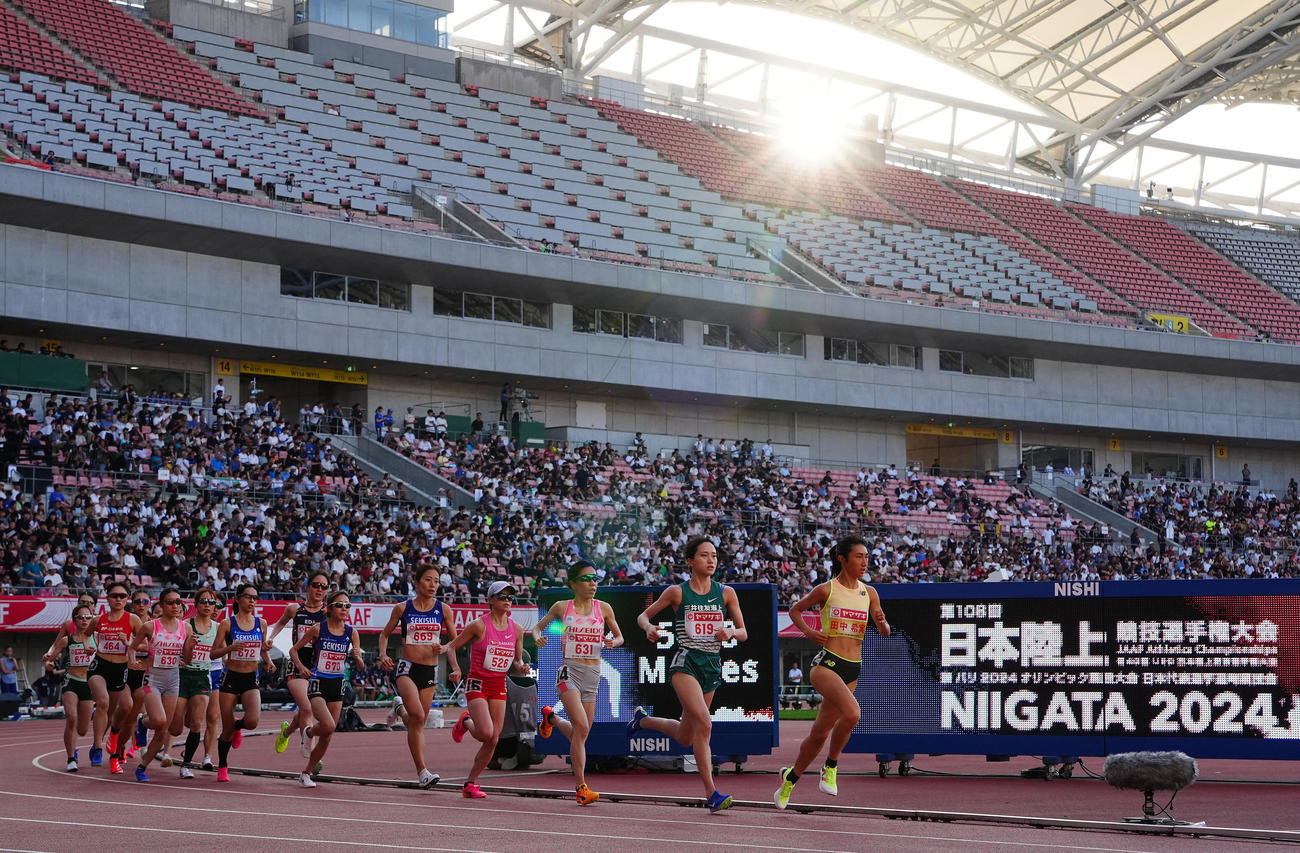 女子5000メートル決勝、先頭を走る田中（右）（撮影・垰建太）