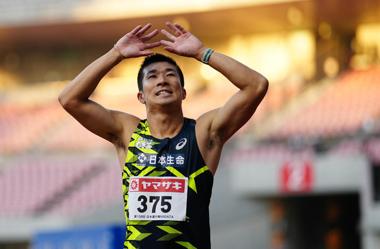 男子100メートル準決勝、走り終えスタンドに笑顔を見せる桐生（撮影・垰建太）