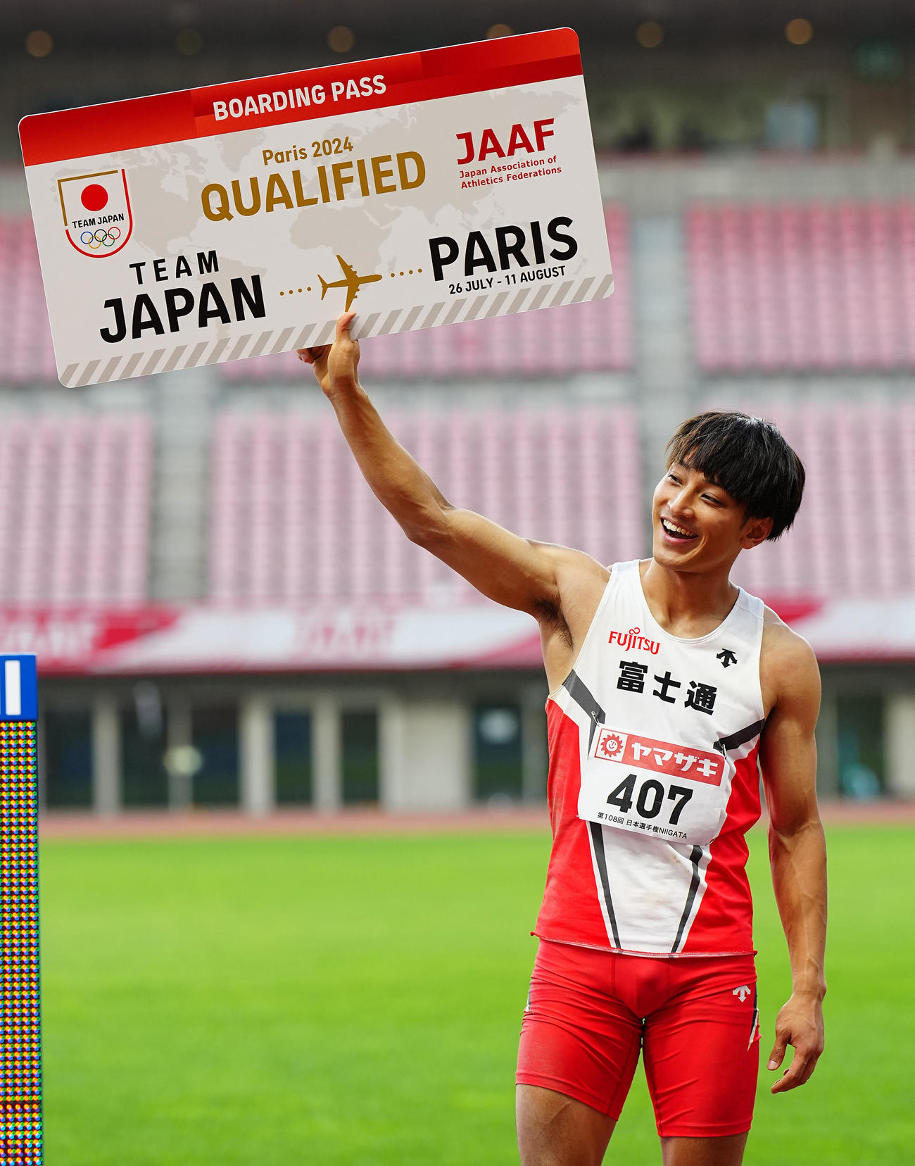 走幅跳で優勝しパリ五輪を決め笑顔を見せる橋岡（撮影・垰建太）
