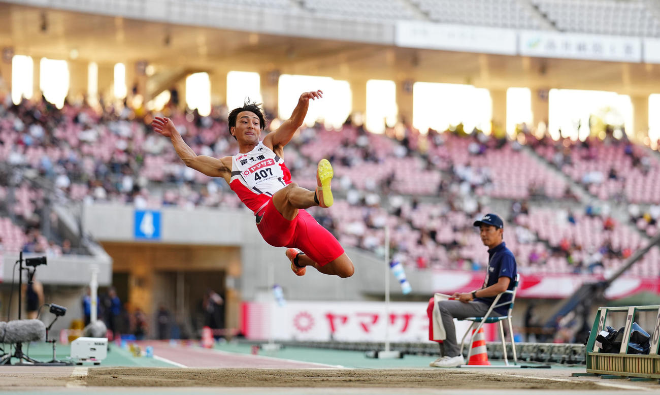 走幅跳決勝、橋岡の跳躍（撮影・垰建太）