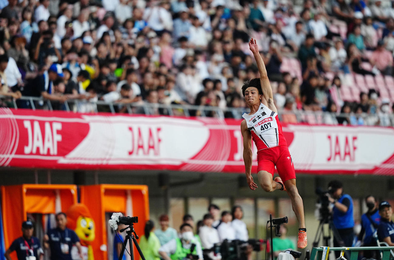 走幅跳決勝、橋岡の跳躍（撮影・垰建太）