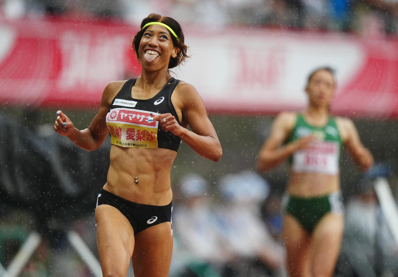 女子200メートル決勝　優勝しおどけた表情を見せる君嶋（撮影・垰建太）