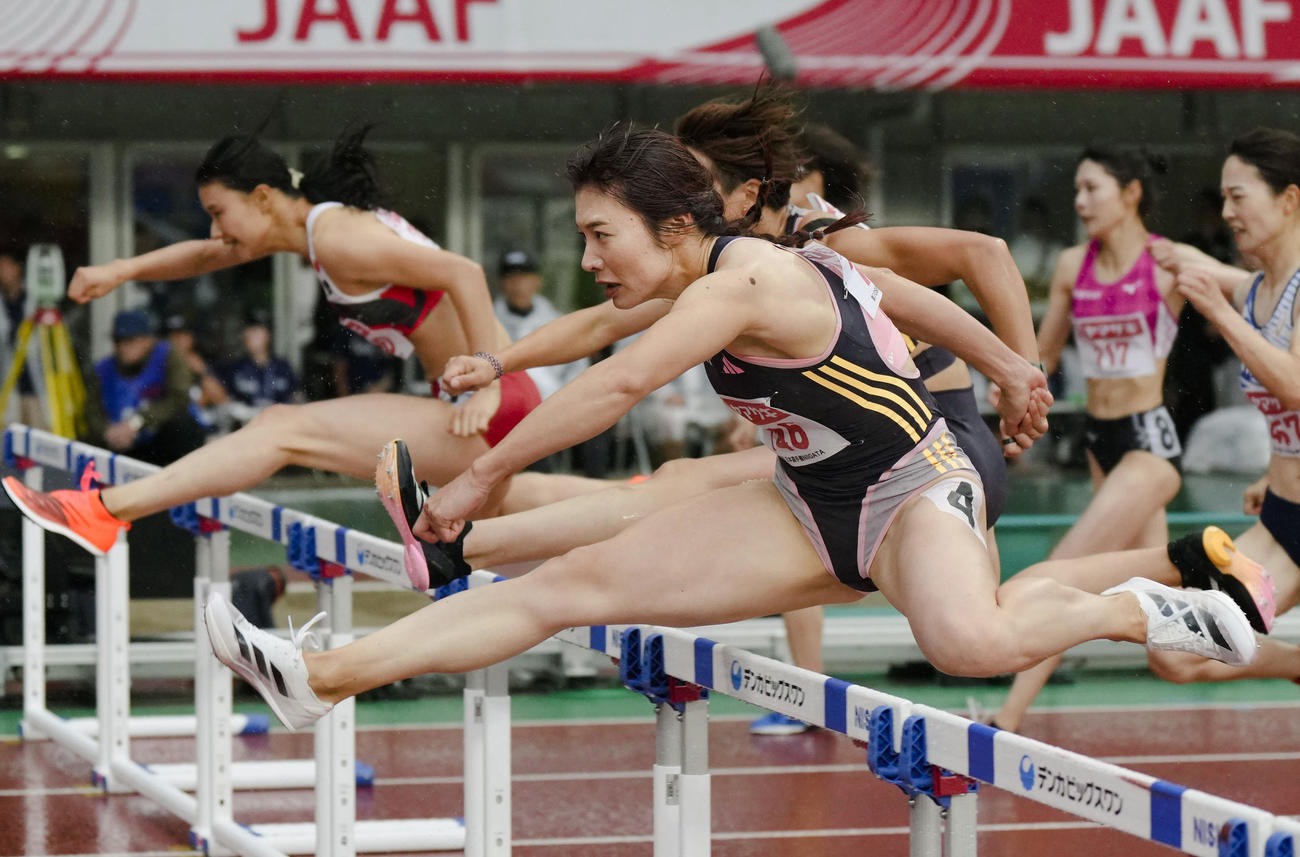 女子100メートル 障害で優勝し、パリ五輪の代表に決まった福部真子（手前）（共同）