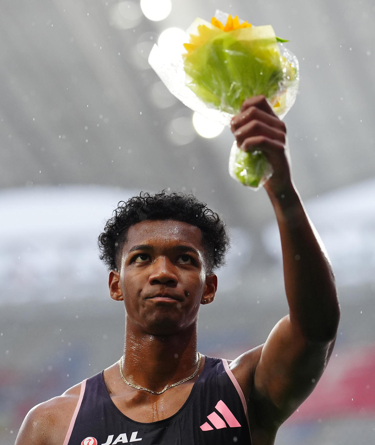 男子110メートル障害決勝　優勝でパリ五輪を決め声援に応える村竹（撮影・垰建太）
