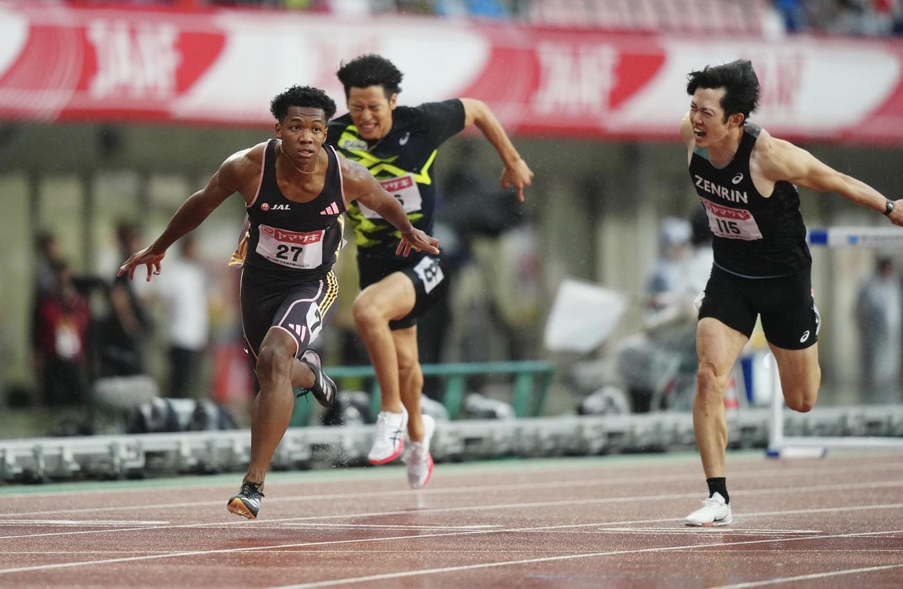 男子110メートル障害決勝　1位でゴールする村竹（左）（撮影・垰建太）