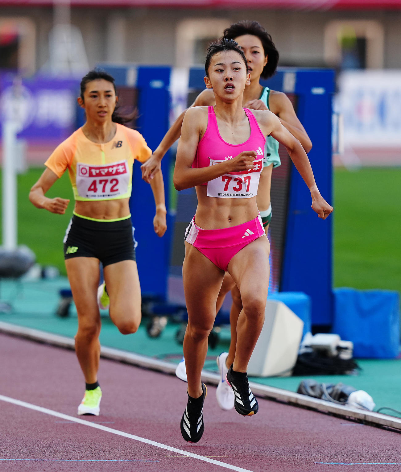 女子800メートル予選、ラストスパートをかける久保（手前）。左は田中希（撮影・垰建太）