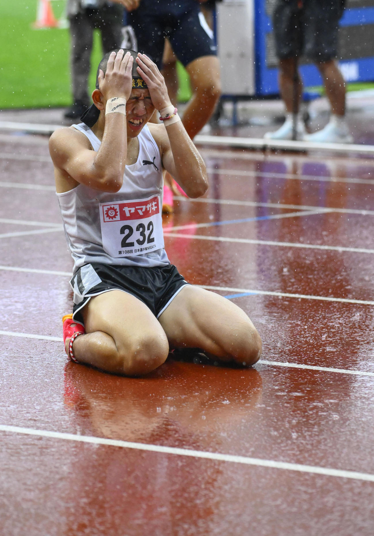 男子800メートル決勝　優勝し頭に手をやる落合晃（共同）