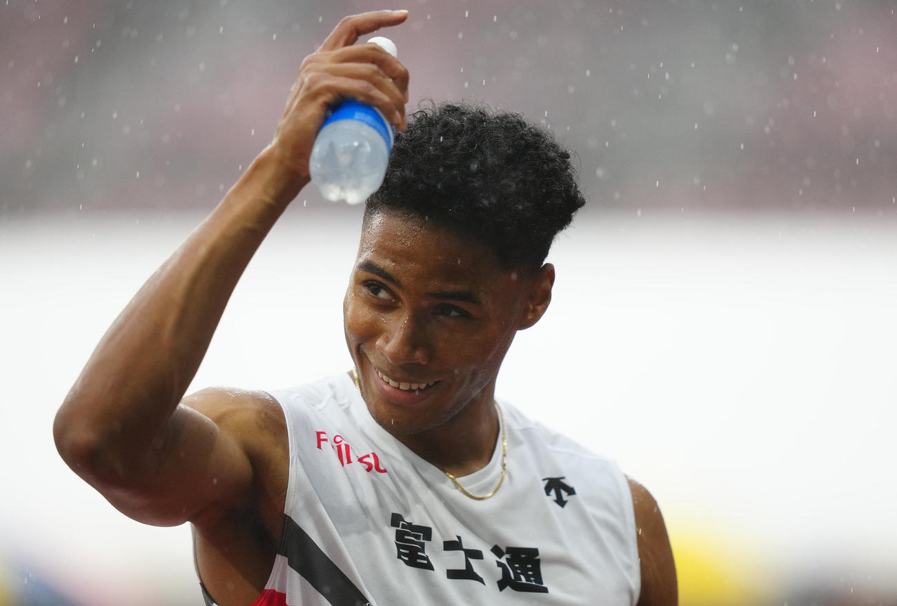男子400メートル決勝、優勝し笑顔を見せる中島（撮影・垰建太）