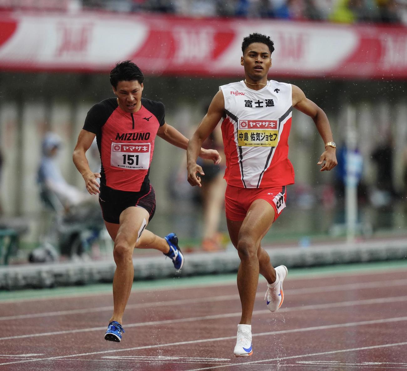 男子400メートル決勝、1位でゴールする中島（右）（撮影・垰建太）