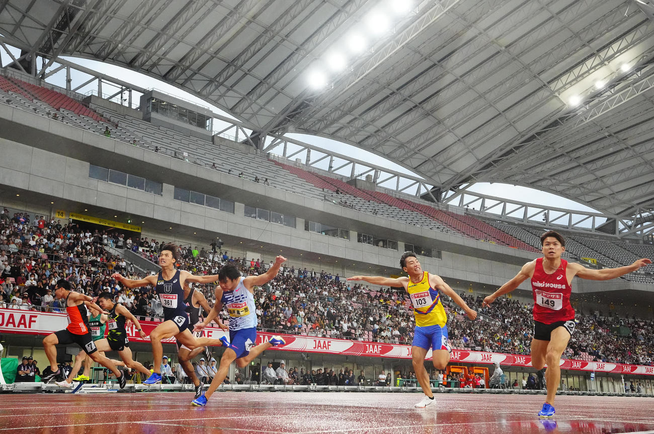 男子100メートル決勝　1位でゴールする坂井（左から4人目）（撮影・垰建太）
