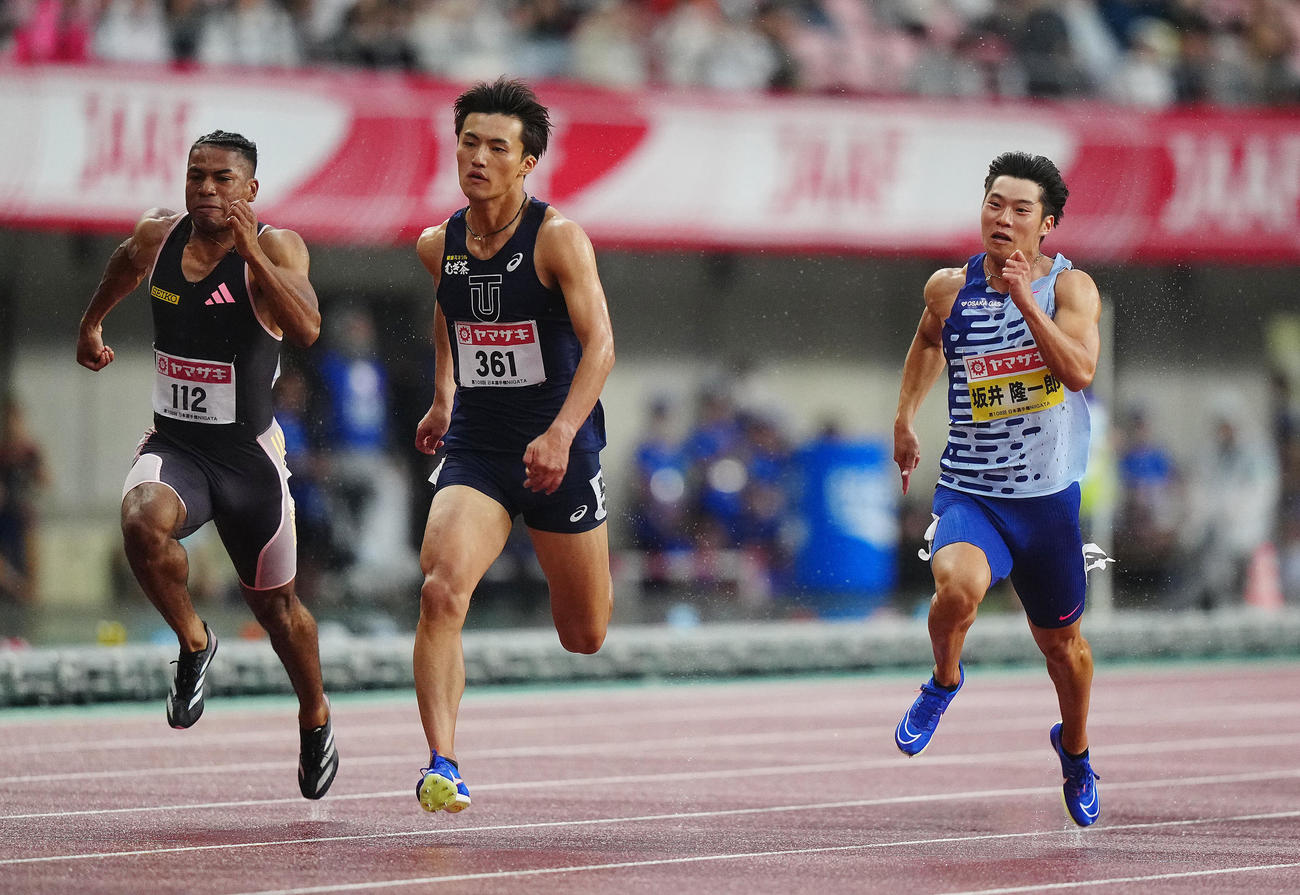 男子100メートル決勝　力走する坂井（右）、柳田（中央）、デーデー（撮影・垰建太）