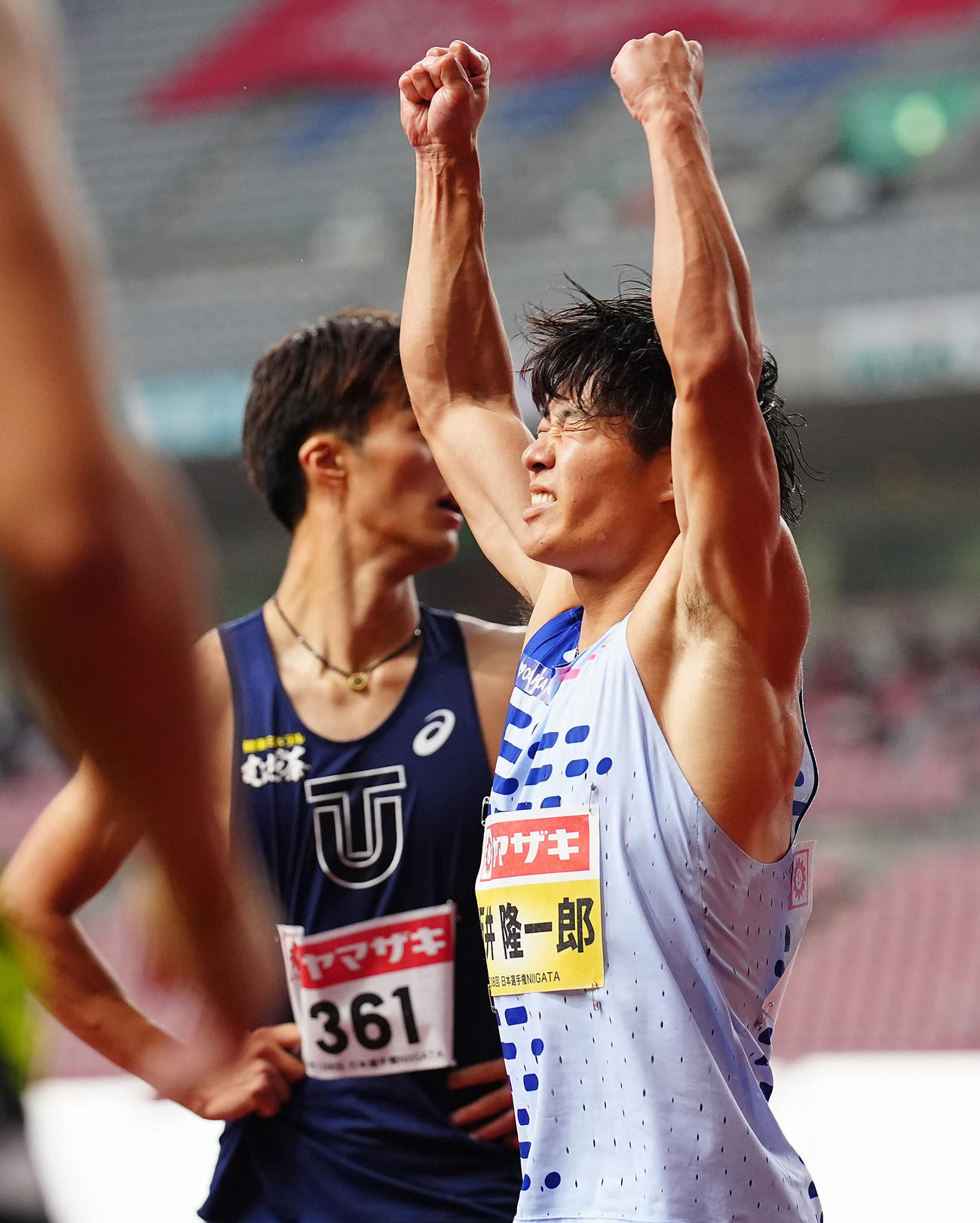 男子100メートル決勝、優勝し渾身のガッツポーズを見せる坂井（撮影・垰建太）
