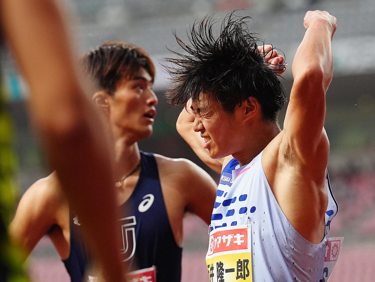 男子100メートル決勝、優勝し渾身のガッツポーズを見せる坂井。後方は柳田（撮影・垰建太）