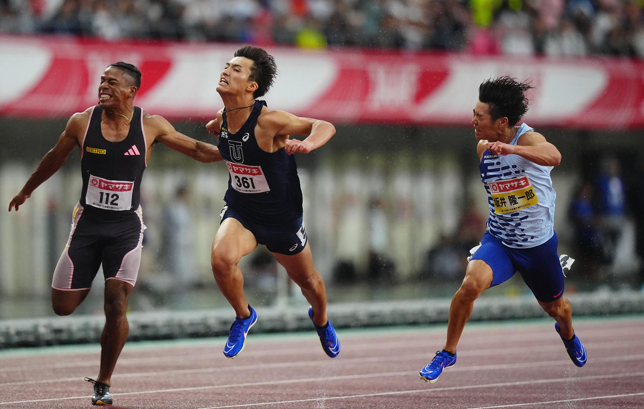 男子100メートル決勝、ゴール前で競り合う坂井（右）、柳田（中央）、デーデー（撮影・垰建太）