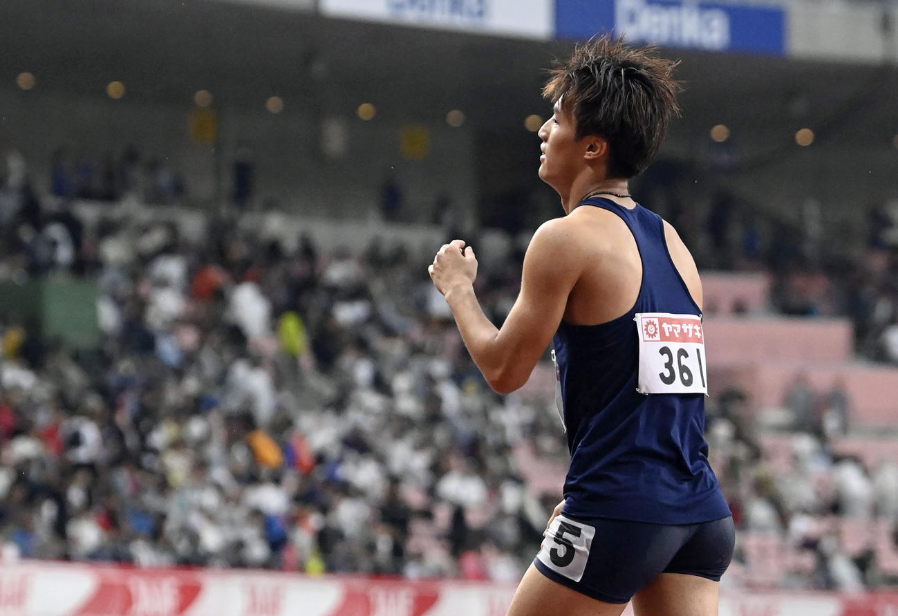 男子100メートルで3位になり、引き揚げる柳田大輝（共同）