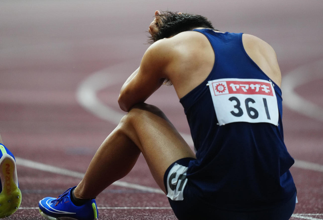 男子100メートル決勝、レースを終え肩を落とす柳田（撮影・垰建太）