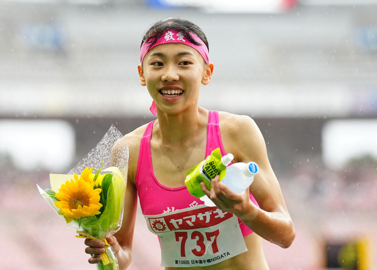 女子800メートル決勝、優勝し笑顔を見せる久保（撮影・垰建太）