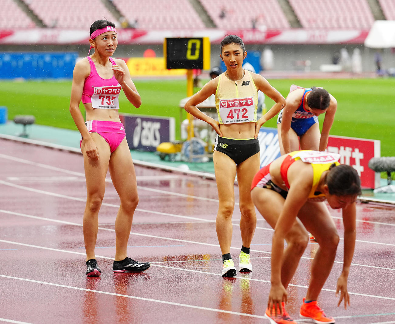 女子800メートル決勝、1位でゴールした久保（左）は田中希と健闘をたたえ合う（撮影・垰建太）