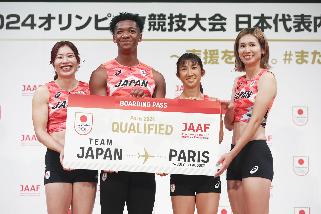 陸上パリ五輪代表日本代表内定選手会見に出席した、左から福部、村竹、田中、秦（フォート・キシモト／日本陸連）