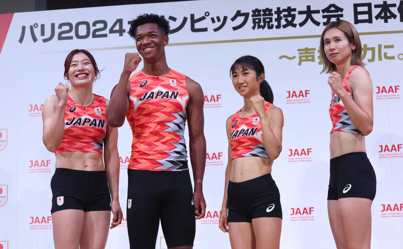 会見で発表されたユニホームを着てポーズをとる、左から福部、村竹、田中、秦（代表撮影）