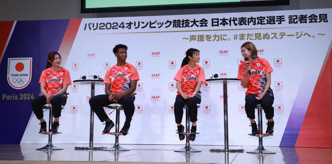 会見に登壇した選手たち。左から福部、村竹、田中、秦（代表撮影）