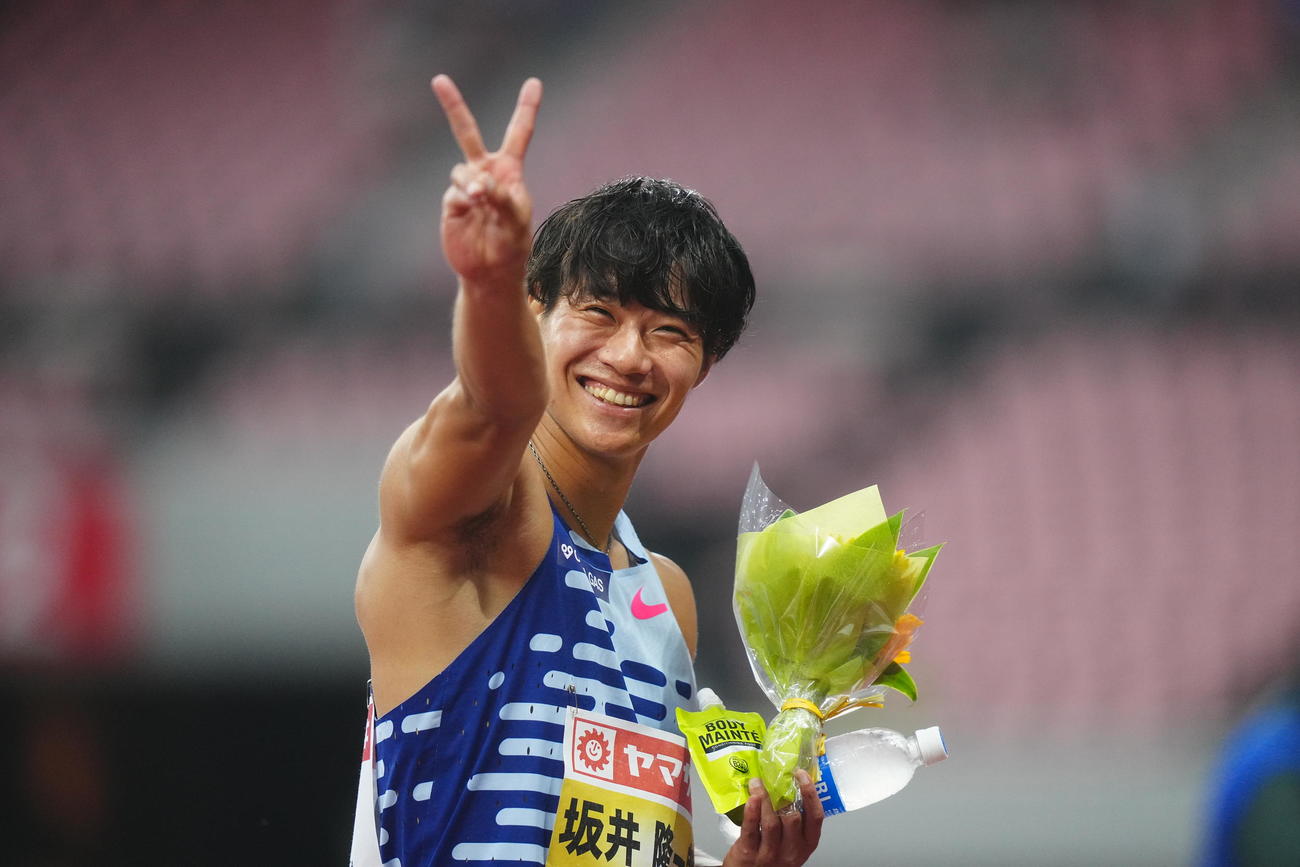6月29日　男子100メートルを制し笑顔でVサインを見せる坂井隆一郎