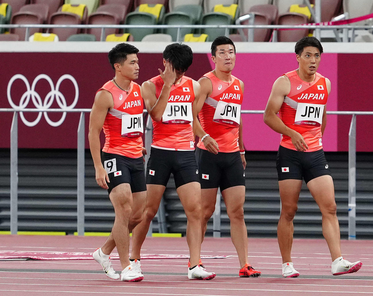 東京五輪の男子400メートルリレー決勝でバトンパス失敗により失格となり引き揚げる日本の選手たち。左から小池、多田、桐生、山県（2021年8月6日）