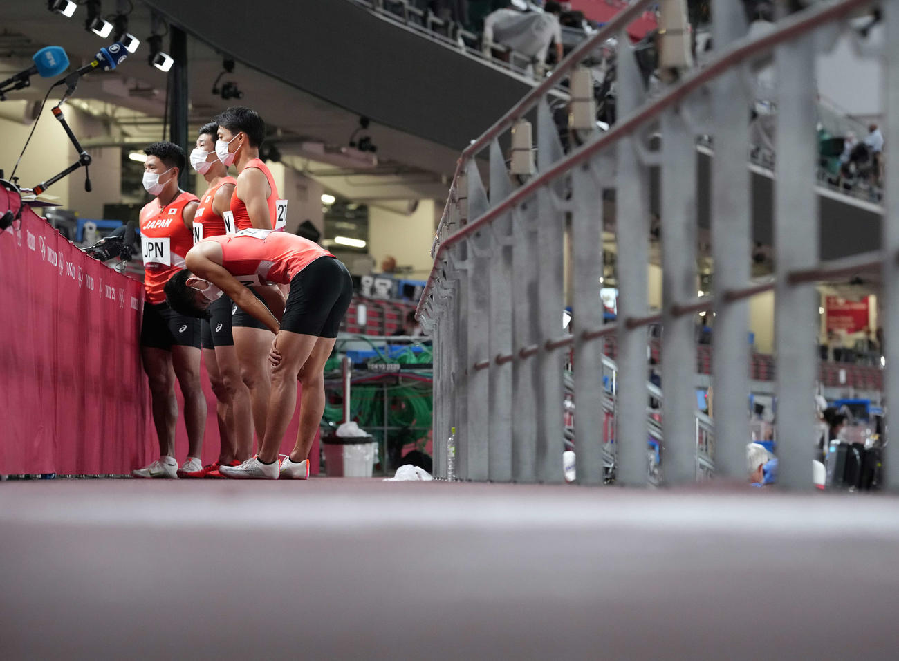 東京五輪男子400メートルリレー決勝でバトンパスを失敗して途中棄権となり、インタビュー中にうなだれる多田（手前）。左から小池、桐生、山県（2021年8月6日）