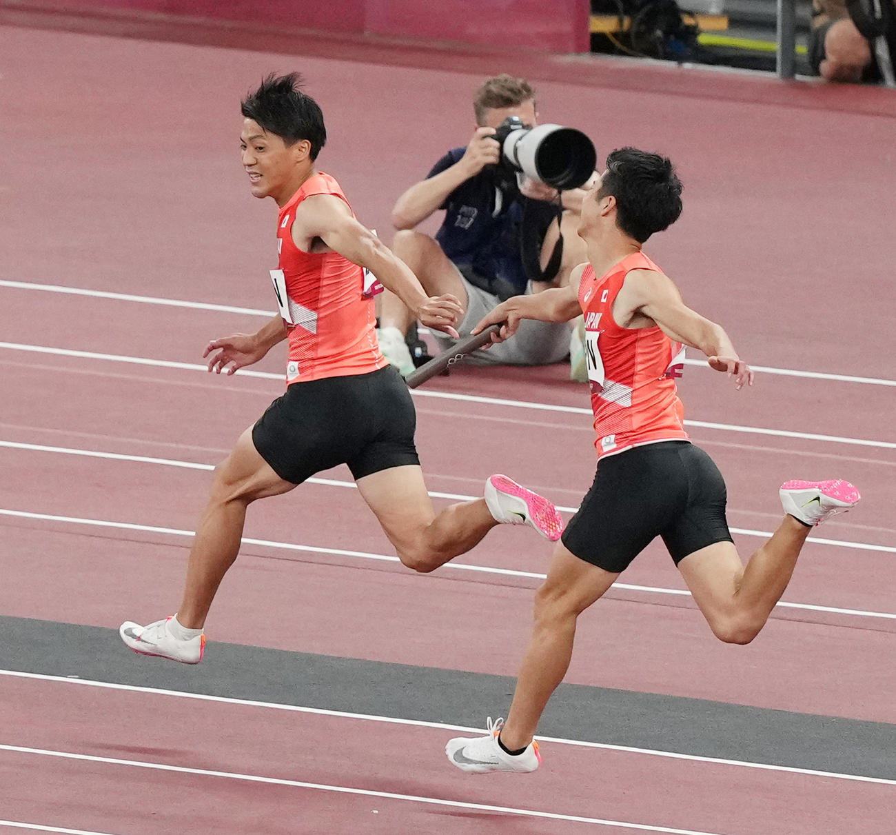 東京五輪の男子400メートルリレー決勝で第1走者多田（右）から第2走者山県にバトンがつなげず失格となる（2021年8月6日）