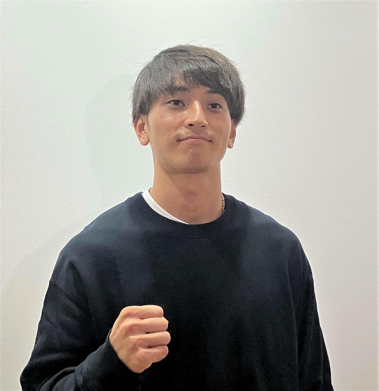欧州への出国前に羽田空港で取材に応じた陸上男子走り幅跳びの橋岡（撮影・藤塚大輔）