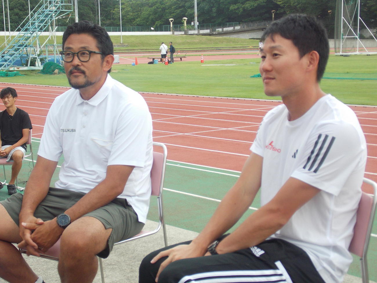 練習拠点の筑波大で思いを語る東田旺洋（右）と谷川聡コーチ（撮影・松本航）