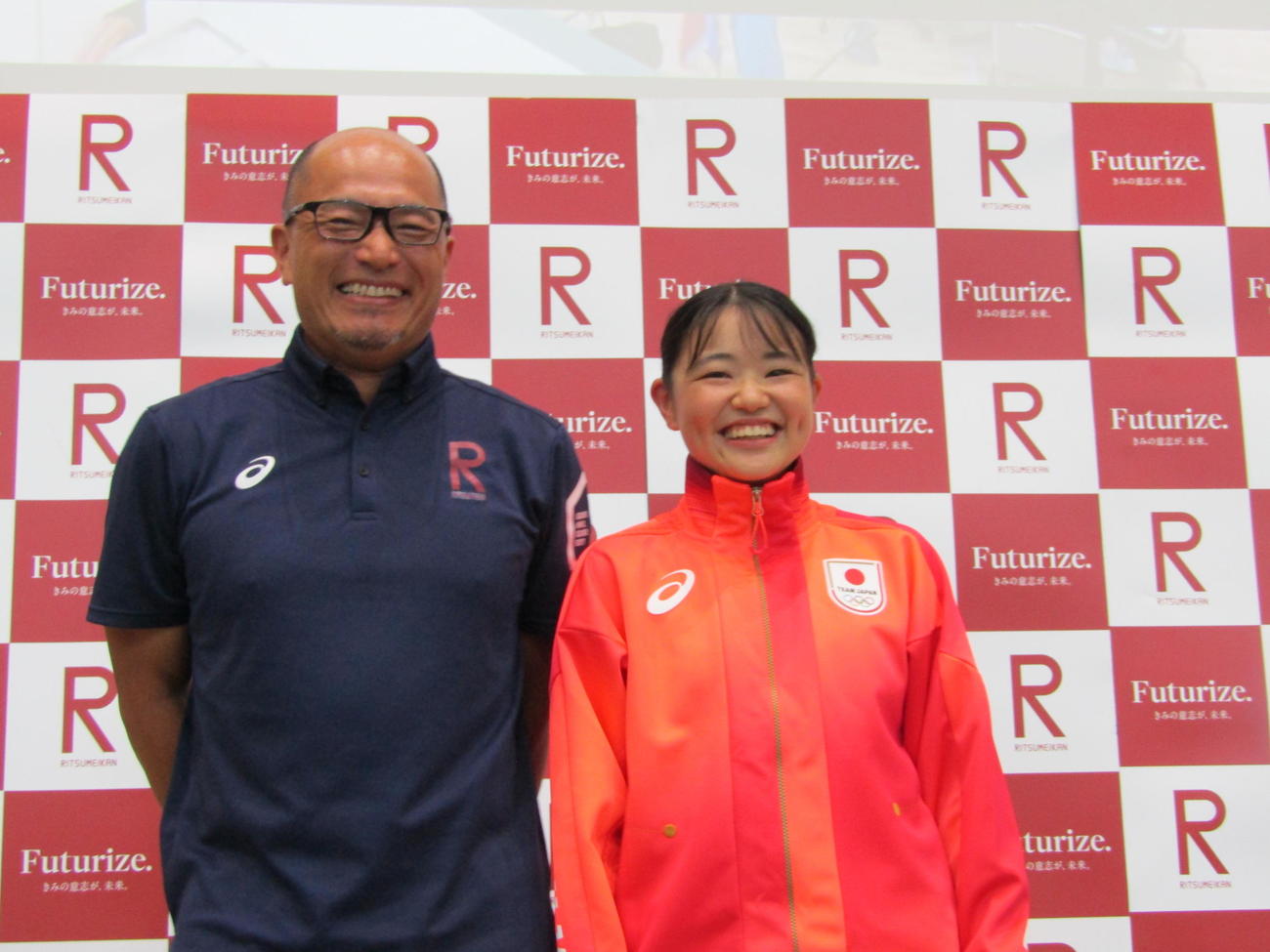 立命大の五輪壮行会に出席した競歩の柳井綾音（右）と杉村憲一監督（撮影・横田和幸）