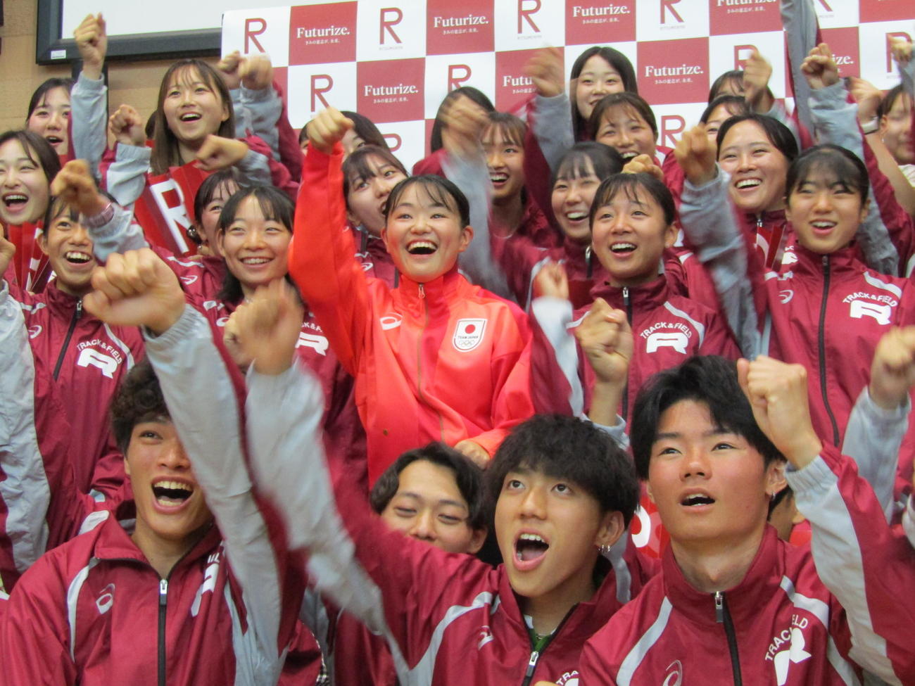 立命大の五輪壮行会に出席した競歩の柳井綾音（中央）は陸上部の仲間と気合を入れる