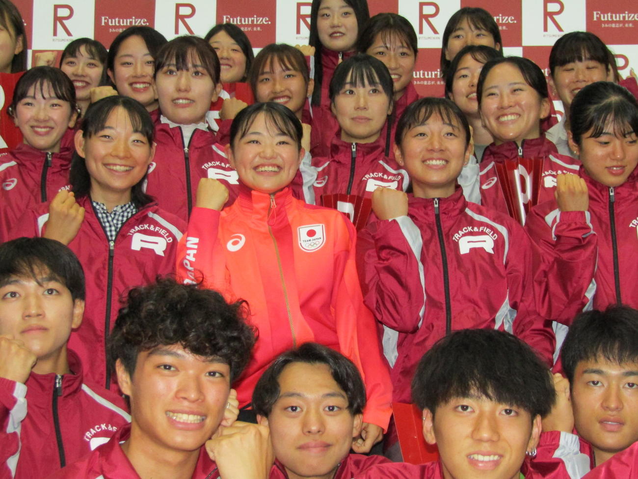 立命大の五輪壮行会に出席した競歩の柳井綾音（中央）は陸上部の仲間と笑顔でポーズ