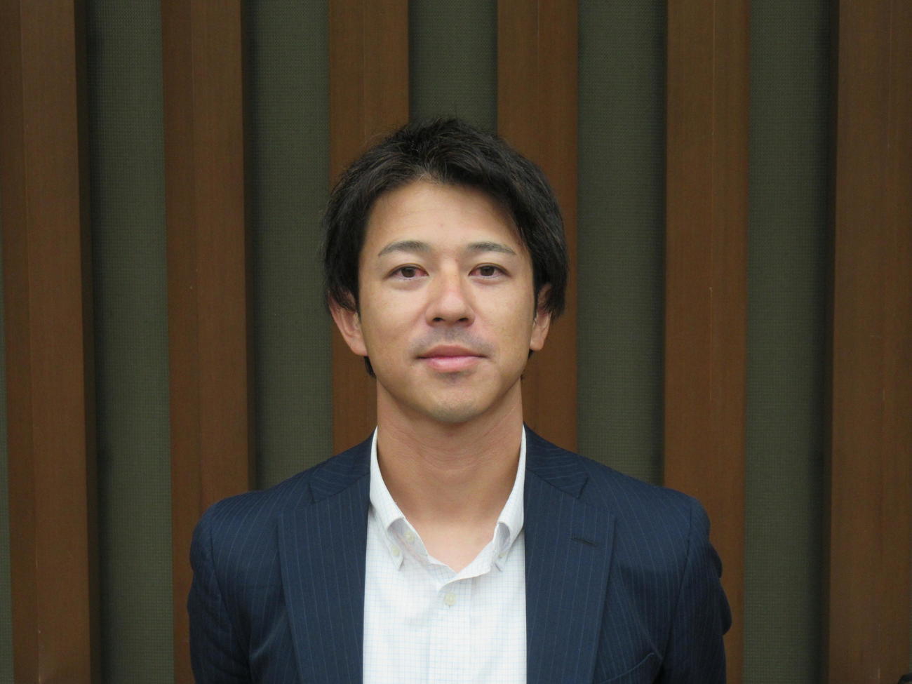 陸上男子短距離の坂井隆一郎を指導する江里口匡史コーチ（撮影・益田一弘）