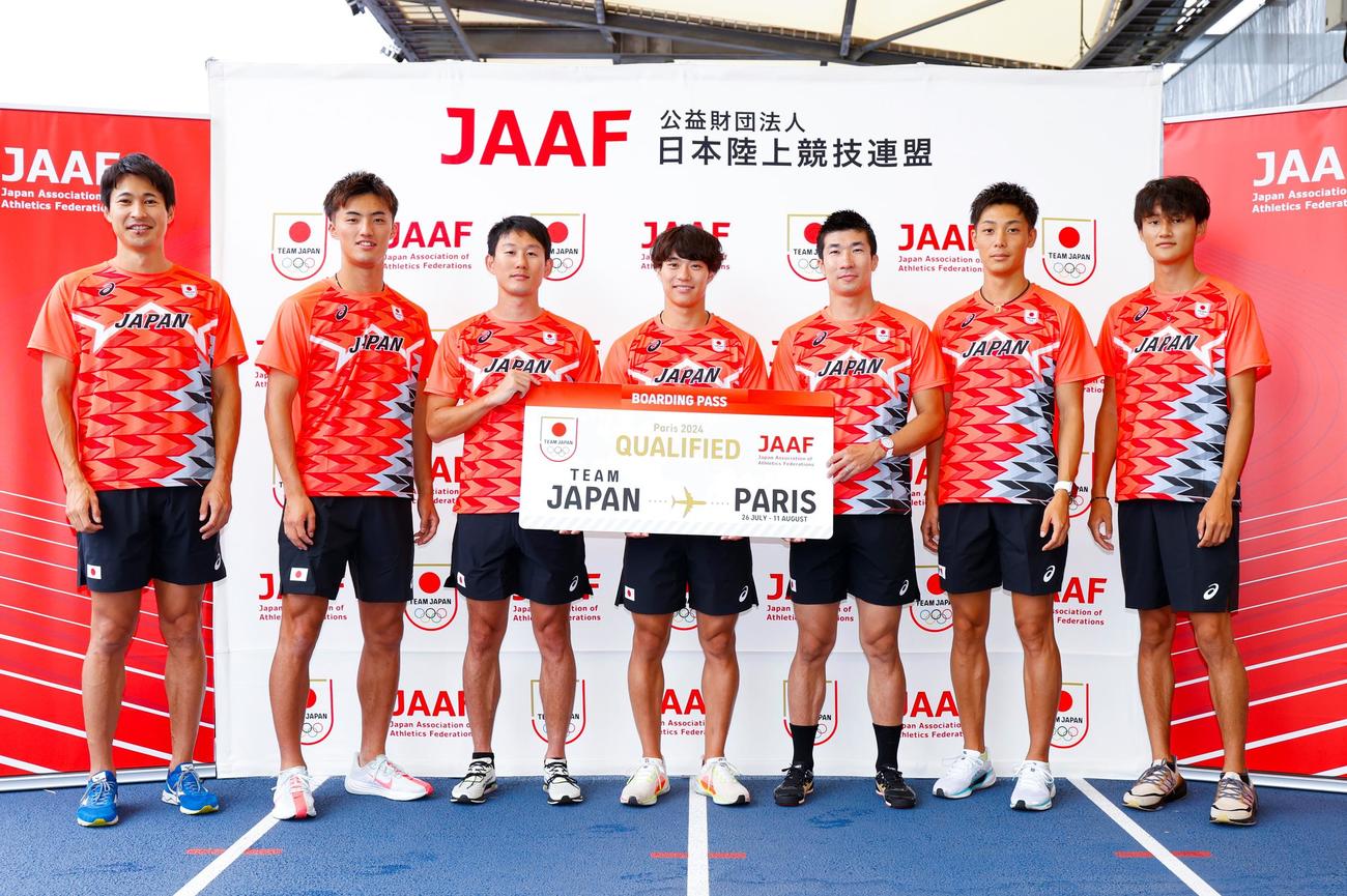 パリ五輪陸上男子400メートルリレーの合宿に参加した、左から飯塚、柳田、東田、坂井、桐生、上山、鵜沢（日本陸連／フォート・キシモト提供）