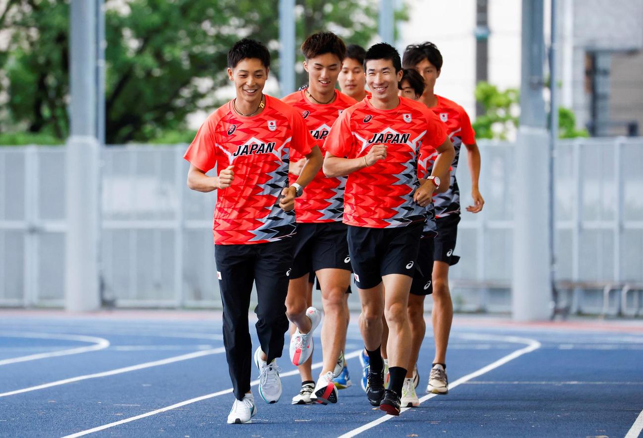 パリ五輪陸上男子400メートルリレーの合宿でウオーミングアップをする上山（手前左）や桐生（手前右）ら（日本陸連／フォート・キシモト提供）