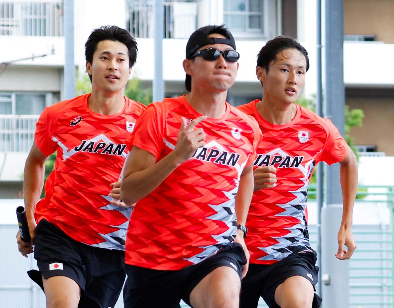 パリ五輪陸上男子400メートルリレー代表合宿に参加した、左から飯塚、東田、鵜沢（日本陸連／フォート・キシモト提供）