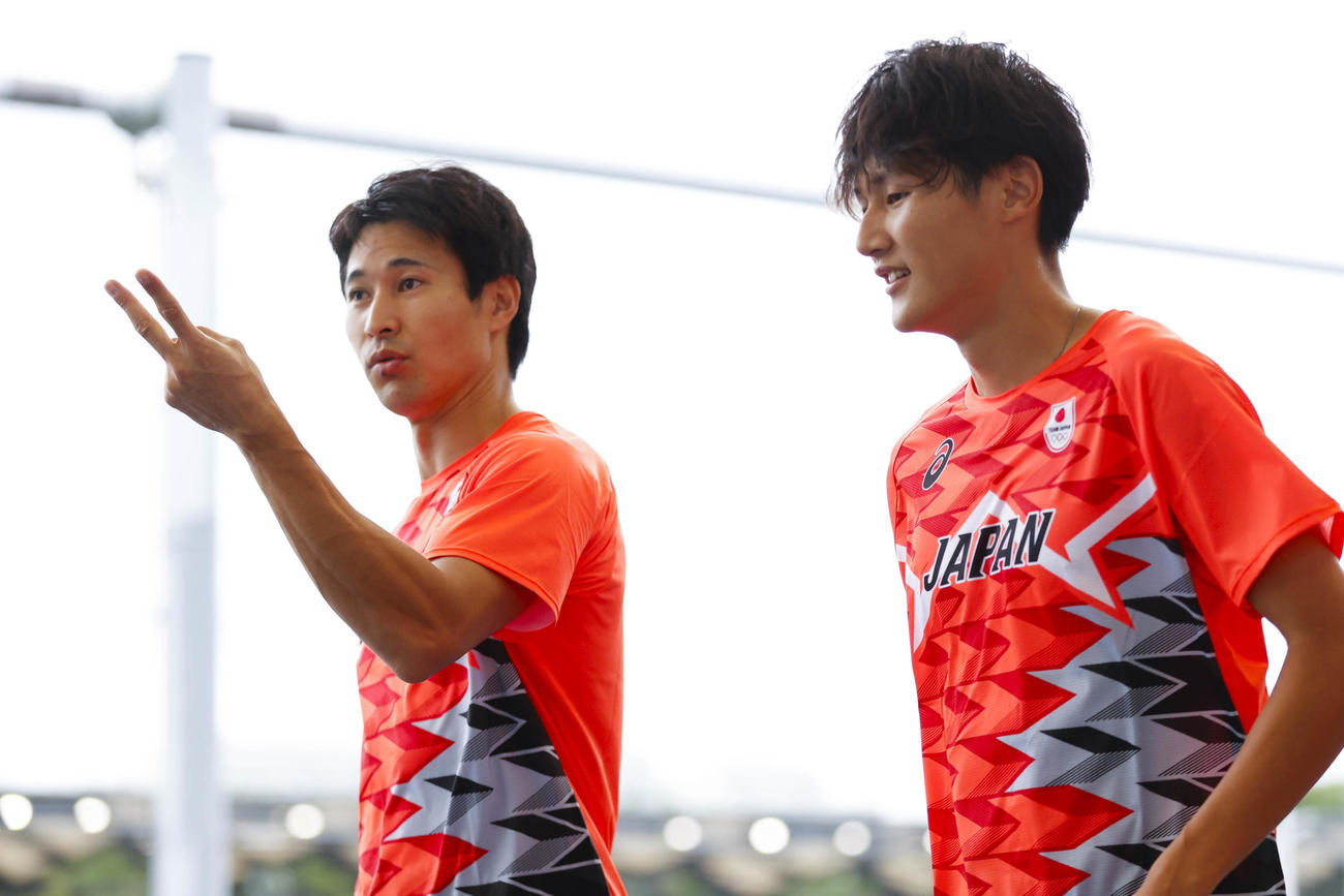 パリ五輪陸上男子400メートルリレー代表合宿で言葉を交わす飯塚（左）と鵜沢（日本陸連／フォート・キシモト提供）