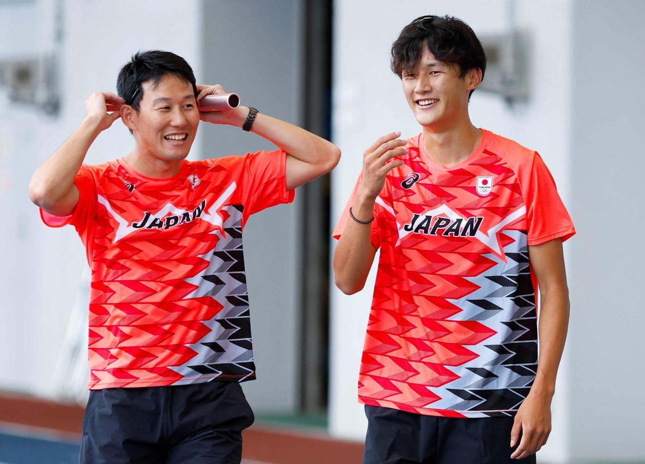 パリ五輪陸上男子400メートルリレー代表合宿で言葉を交わす東田（左）と鵜沢（日本陸連／フォート・キシモト提供）
