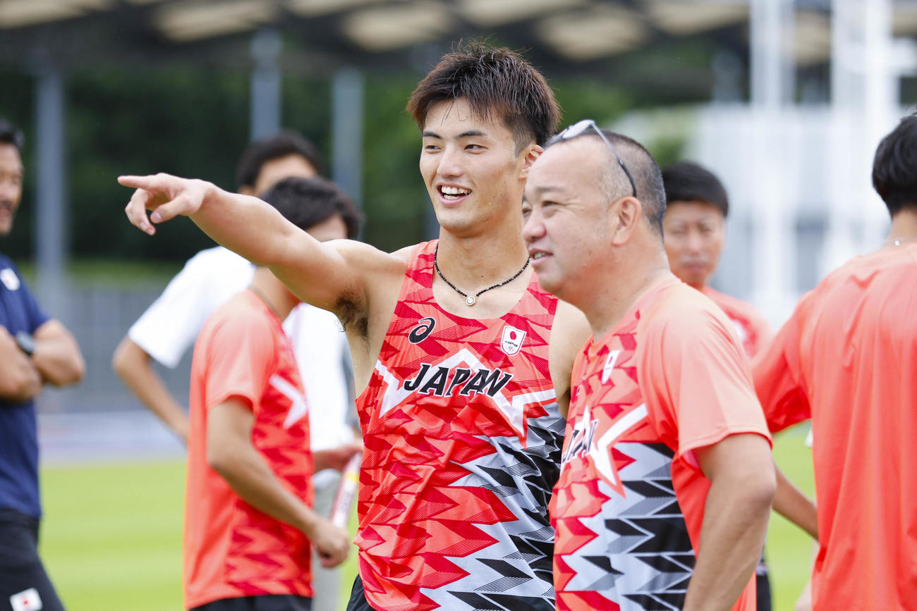 パリ五輪陸上男子400メートルリレー代表合宿で笑顔を見せる柳田（左）と土江寛裕ディレクター（日本陸連／フォート・キシモト提供）