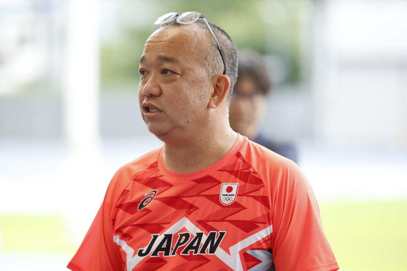 パリ五輪陸上男子400メートルリレー代表の合宿に参加した日本陸連の土江寛裕ディレクター（日本陸連／フォート・キシモト提供）
